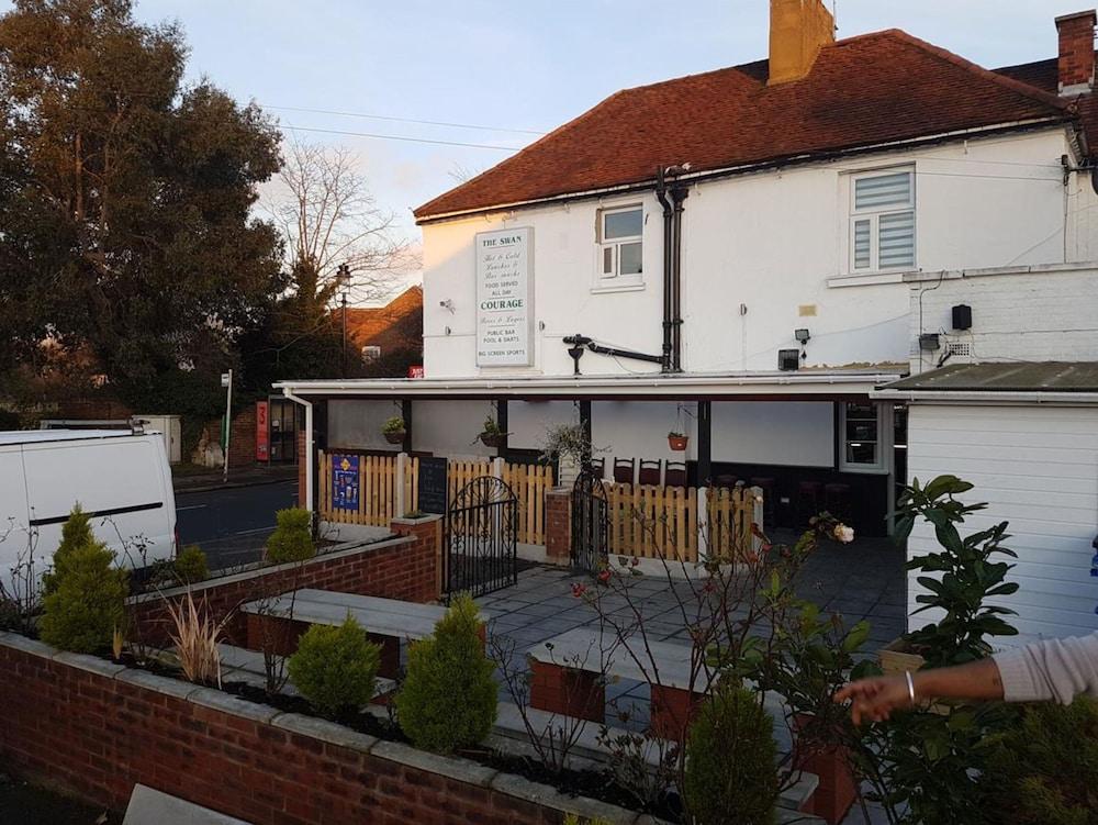 Swan Inn, Heathrow Airport Stanwell Exterior photo