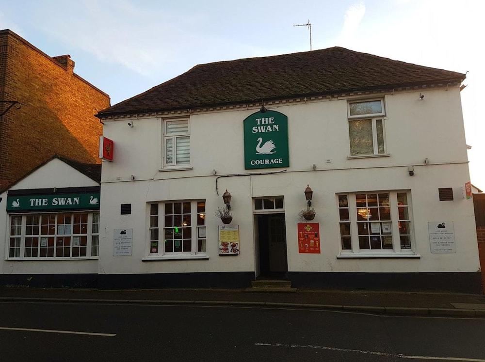 Swan Inn, Heathrow Airport Stanwell Exterior photo