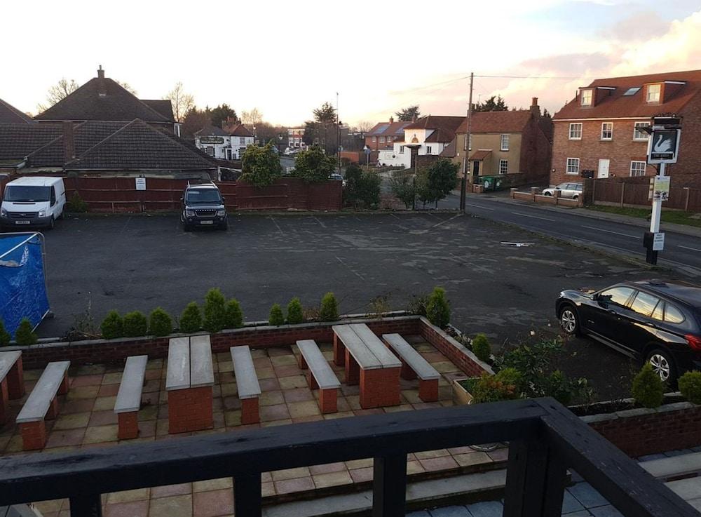 Swan Inn, Heathrow Airport Stanwell Exterior photo