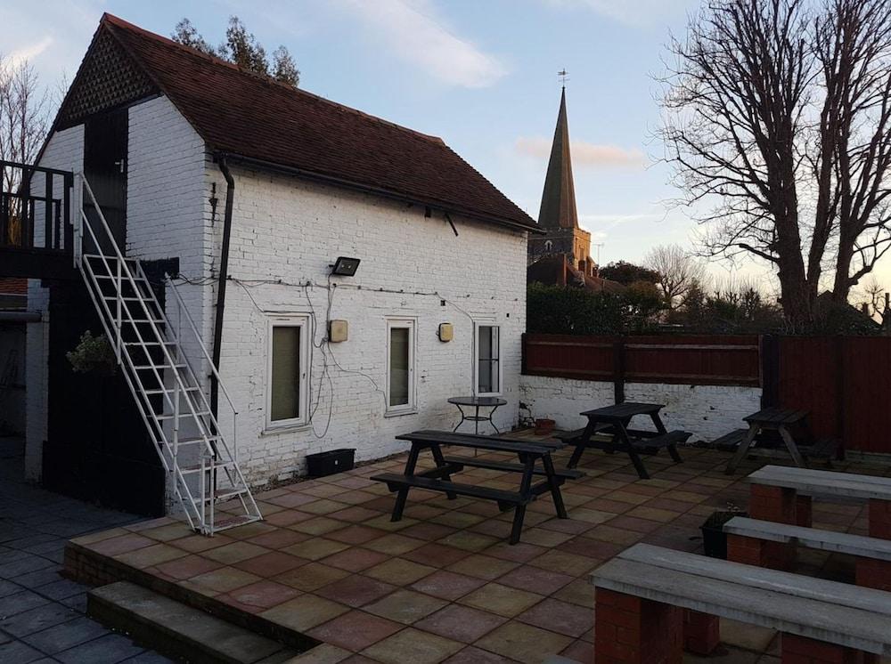 Swan Inn, Heathrow Airport Stanwell Exterior photo