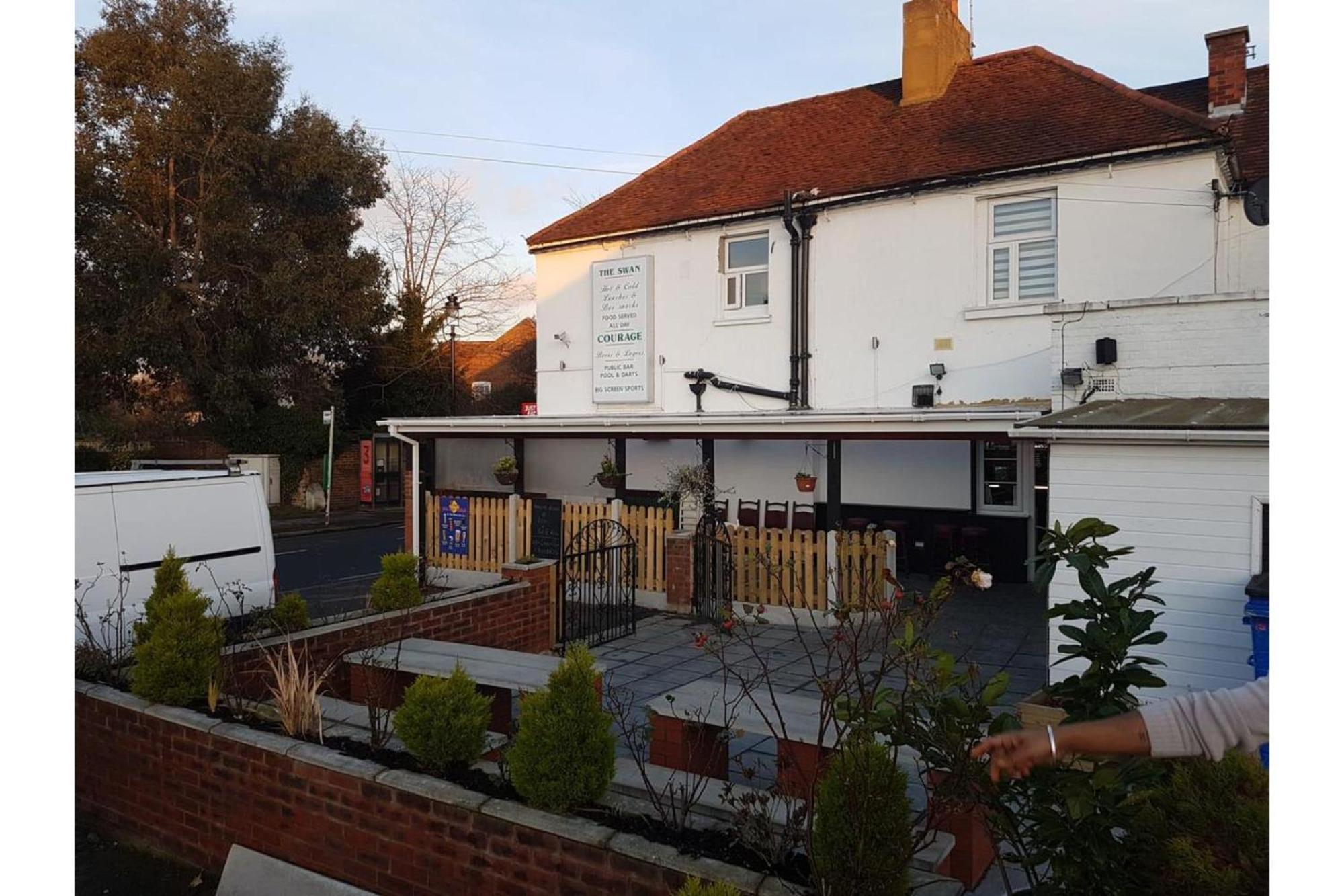 Swan Inn, Heathrow Airport Stanwell Exterior photo