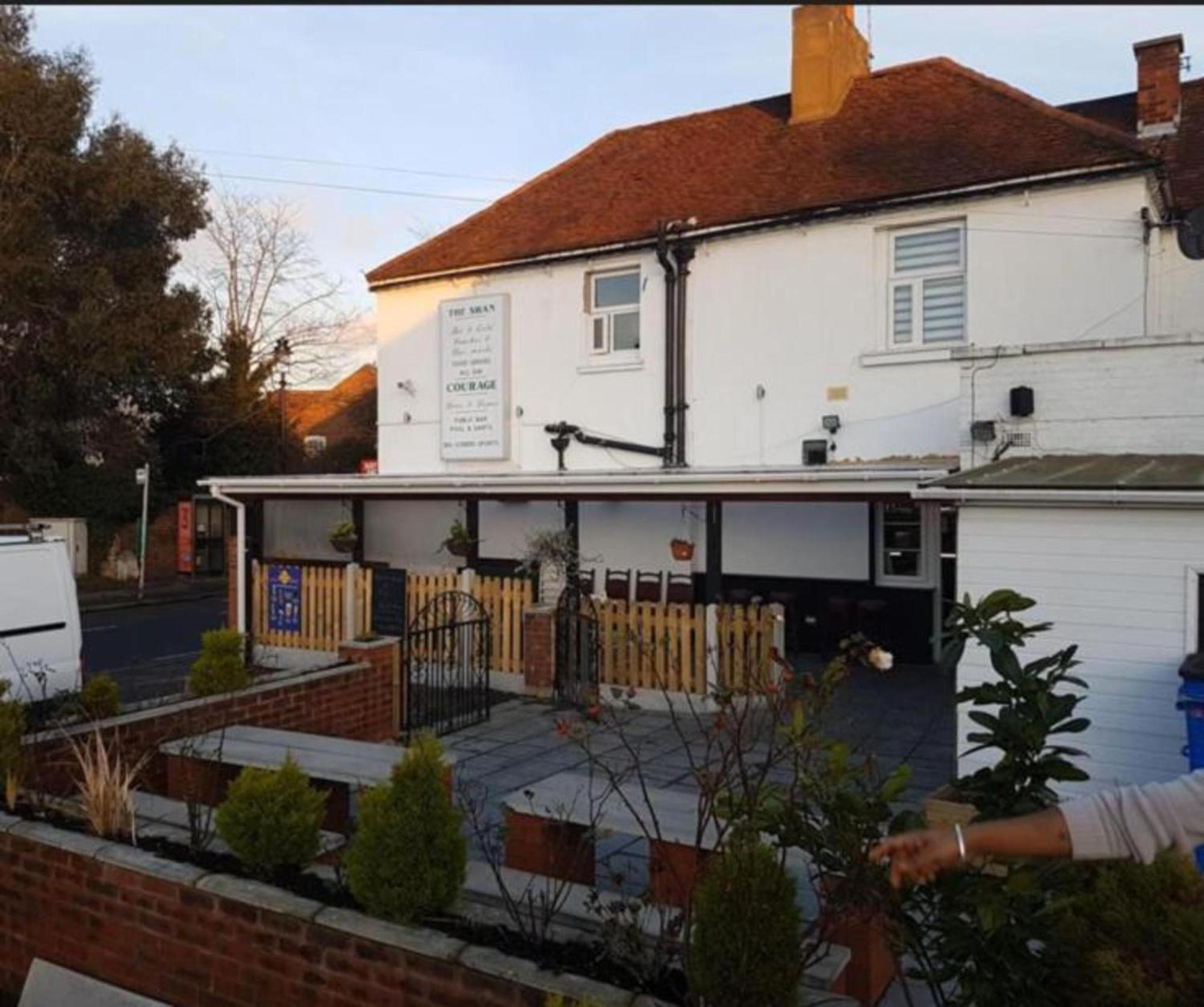 Swan Inn, Heathrow Airport Stanwell Exterior photo