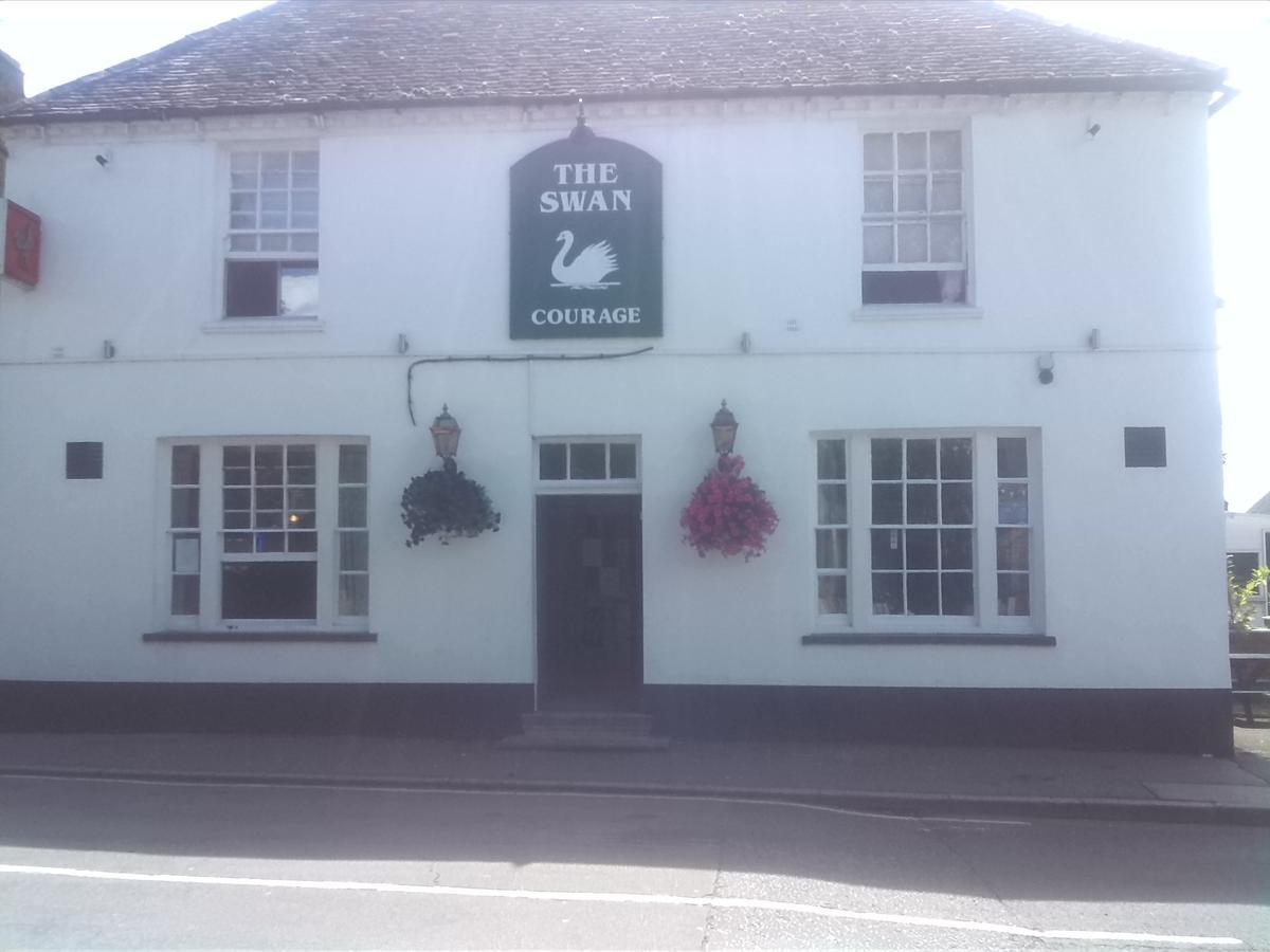 Swan Inn, Heathrow Airport Stanwell Exterior photo