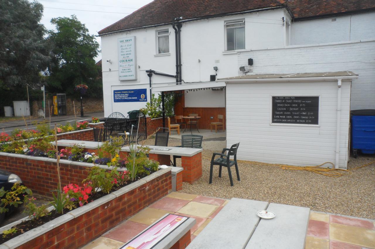 Swan Inn, Heathrow Airport Stanwell Exterior photo