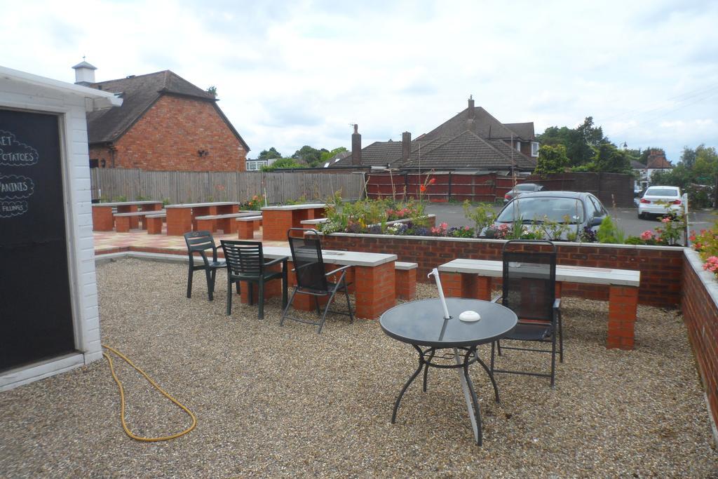 Swan Inn, Heathrow Airport Stanwell Exterior photo